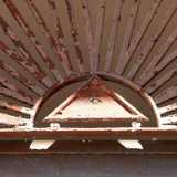 A Bari l'occhio � visibile ad esempio in via Abbrescia 29, dove lo si nota scolpito sulla parte superiore del portone di un edificio di inizio 900 